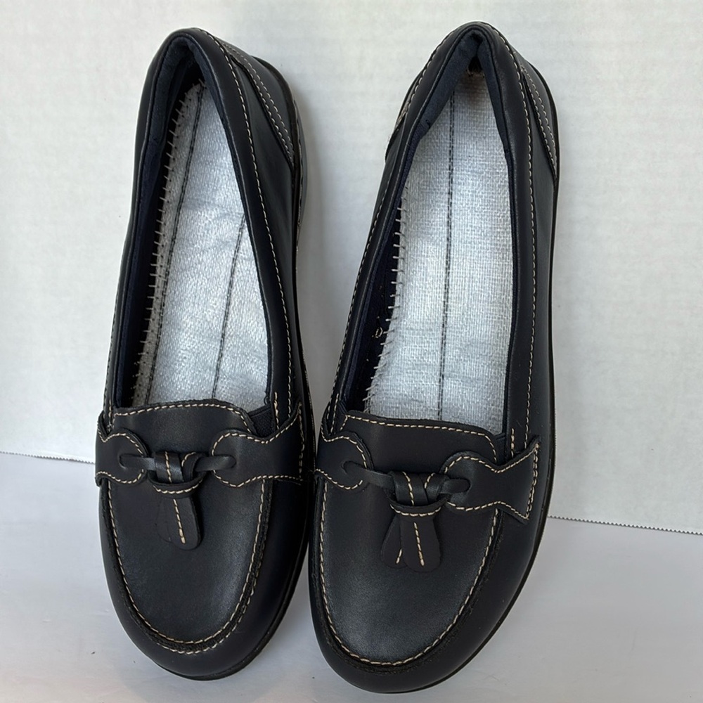 Leather loafer navy
Similar to Clarks Ashland Bubble 
Size 10.5 W – EU 41.5 W
